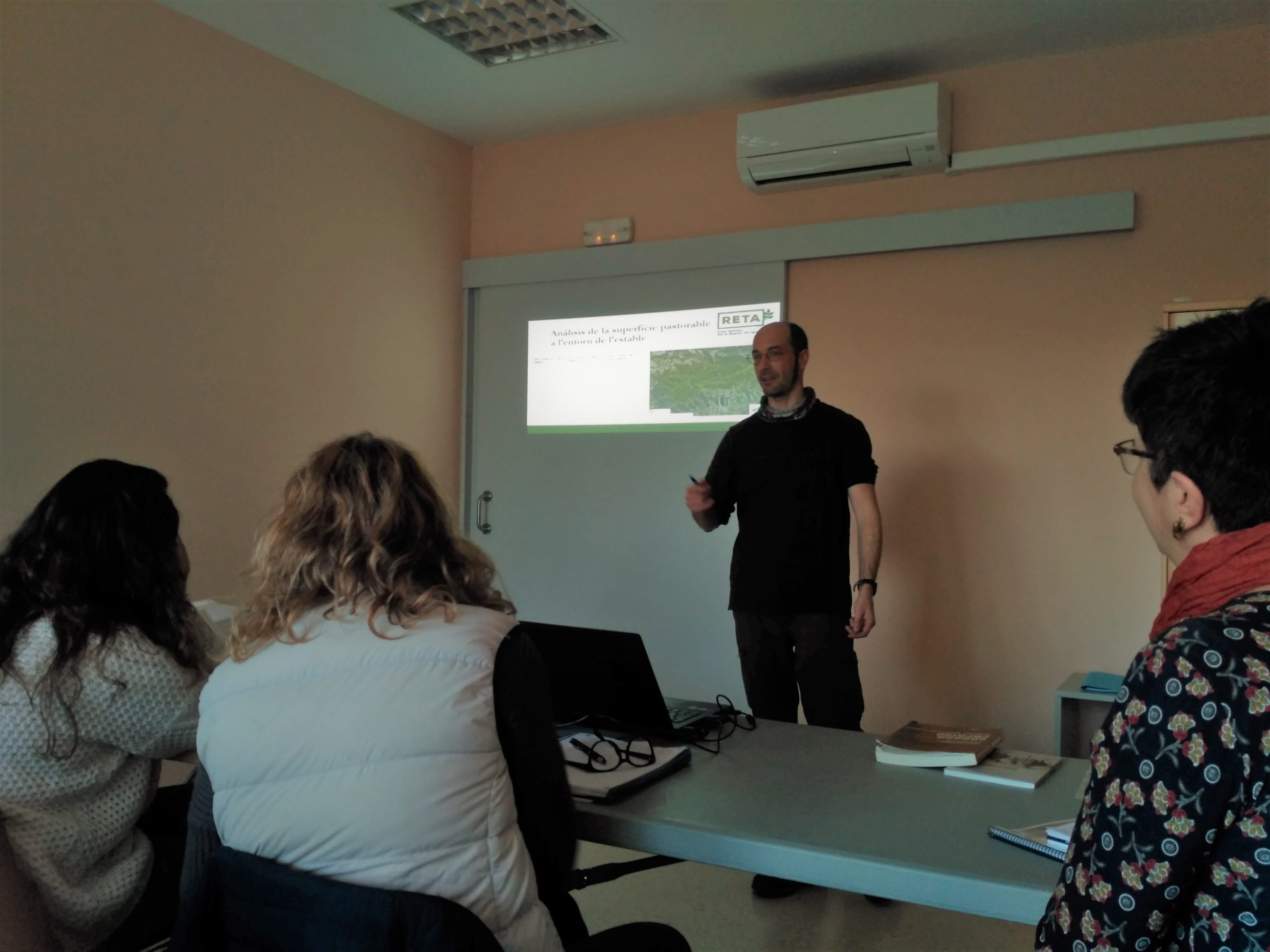 Rurbans participa en la 6ª edición del “Curso de especialización en quesería artesana 2019-2020” Los espacios test agrarios y el RETA despertaron mucho interés entre los alumnos