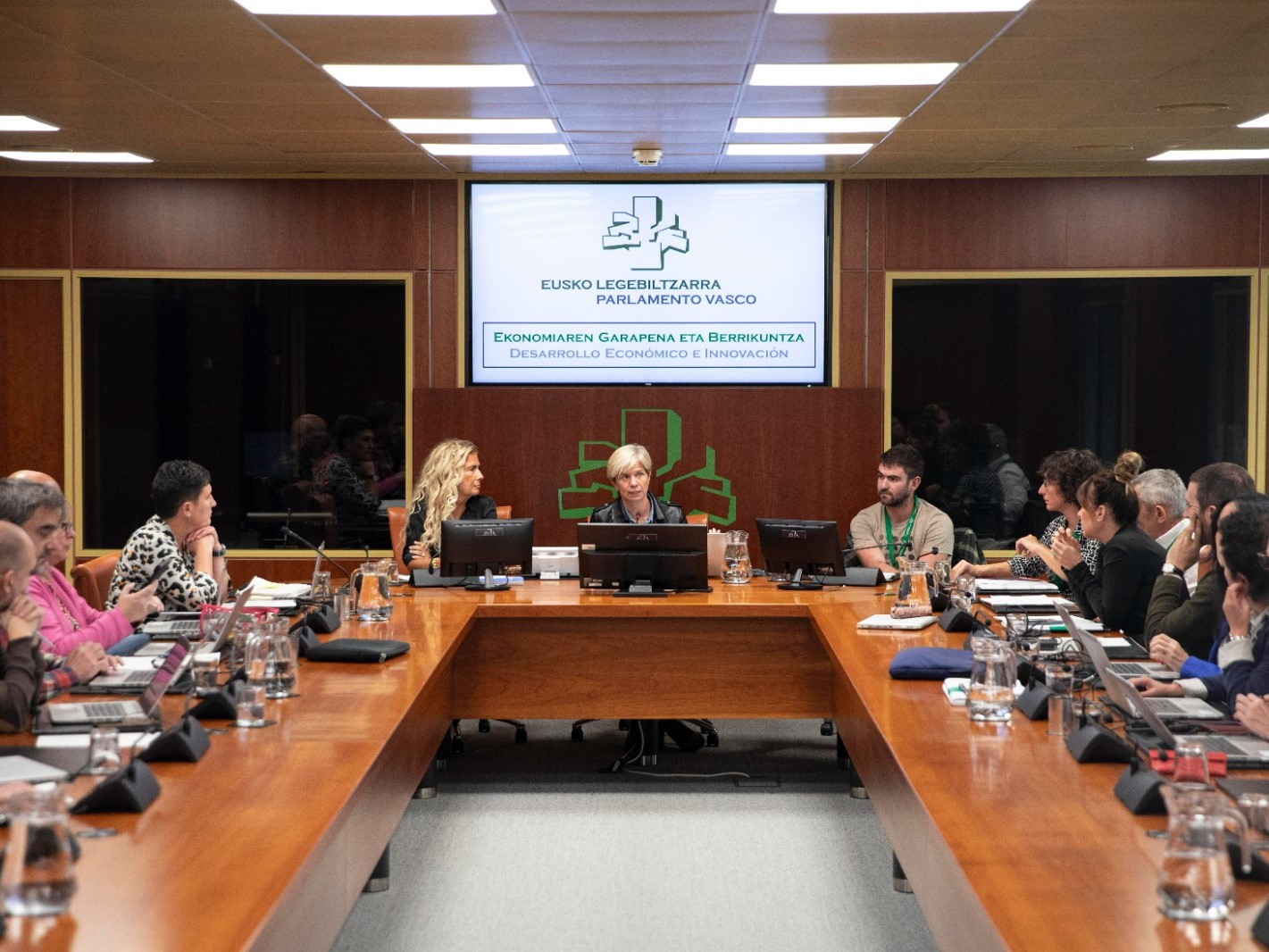 La RETA y Haztegia comparecen en el Parlamento Vasco insistiendo en la urgencia de crear un programa de preinstalación agraria